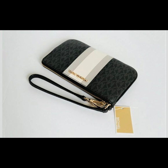 Michael Kors Jet Set Signature Stripe Wristlet. - Picture 3 of 8